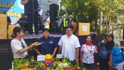 Pemotongan tumpeng dalam rangkaian acara grand opening Kabarterdepan.com, Minggu (26/11/2023). 
