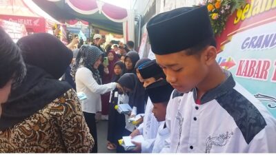 Santunan anak yatim oleh Bupati Mojokerto dan Direktur kabarterdepan.com