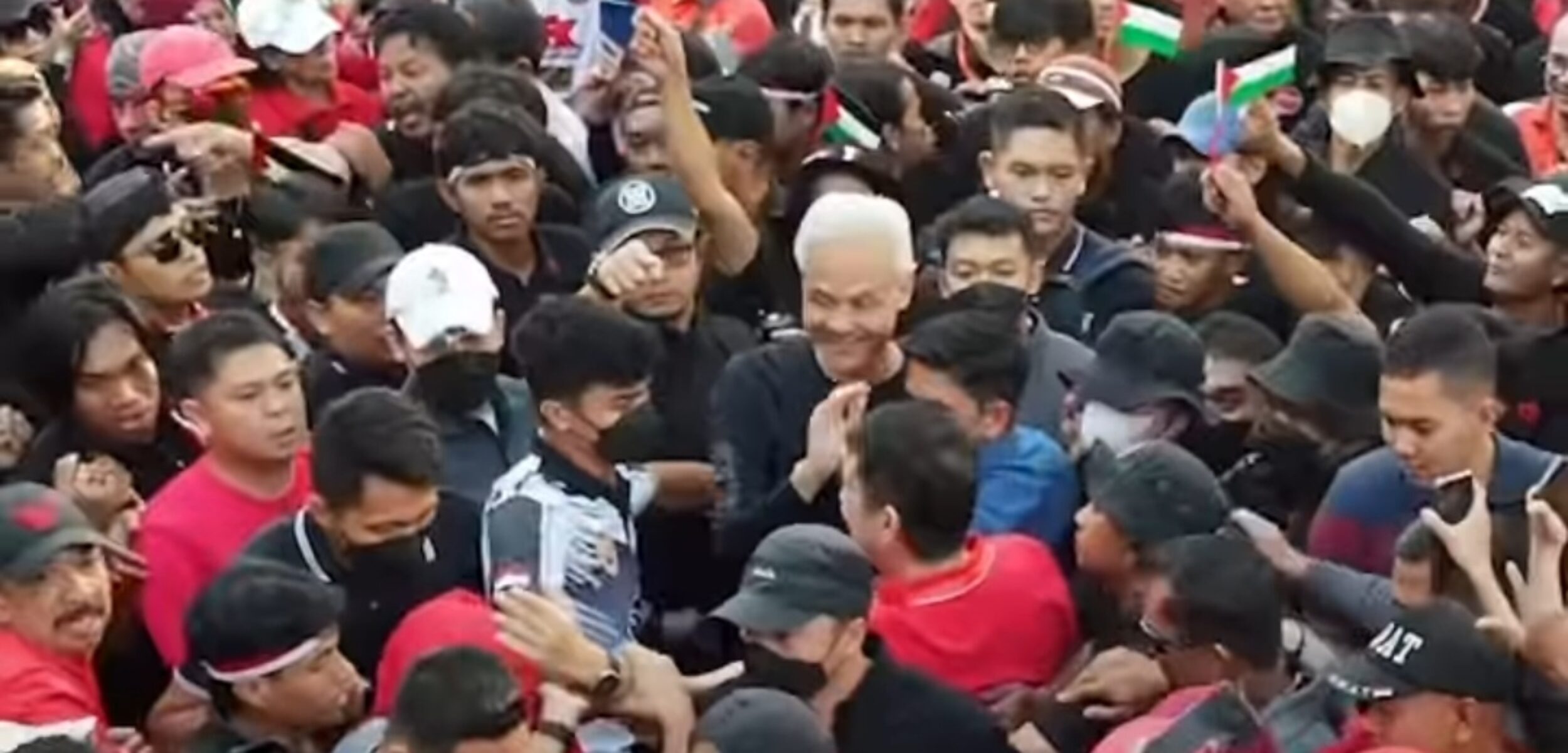 Ganjar Pranowo berada di tengah-tengah massa dalam jalan sehat di Makassar, Minggu (26/11/2023). (Instagram @ganjarpranowo)
