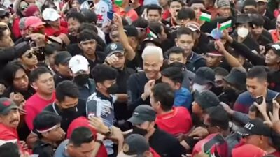 Ganjar Pranowo berada di tengah-tengah massa dalam jalan sehat di Makassar, Minggu (26/11/2023). (Instagram @ganjarpranowo) 