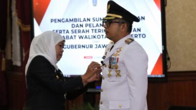 Gubernur Khofifah melantik Ali Kuncoro sebagai Pj Wali Kota Mojokerto, Minggu (10/12/2023). (Diskominfo.jatimprov.go.id) 