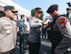 Siapkan Pam Pilpres 2024, Kapolda Jatim Serahkan Body Cam untuk Polrestabes Surabaya