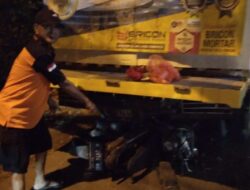 Pemotor Asal Jombang Tabrak Truk Bermuatan Bata Ringan di Mojokerto hingga Terluka Parah