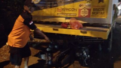 Nampak, sepeda motor masuk ke bawah truk (Lintang / Kabarterdepan.com)