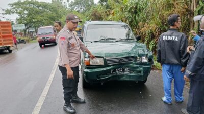 Mobil Kijang yang tampak ringsek usai ditabrak motor (Redaksi Kabarterdepan.com)