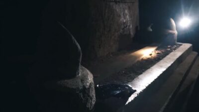 Makam petilasan kakek buyut mustain di dalam gua. (Erix/kabarterdepan.com) 