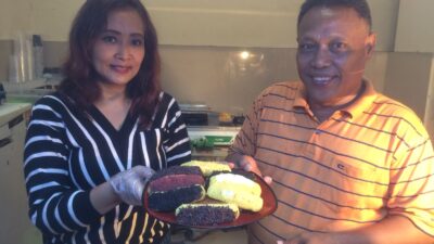 Yuni Eka Susanti bersama suaminya Tri Waluyo dengan produk kus pukis legit Yummyto. (Erix/kabarterdepan.com)