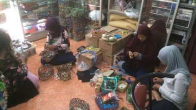 Keseriusan ibu-ibu kelompok Mirasae dalam berkarya. (Erix/kabarterdepan.com) 