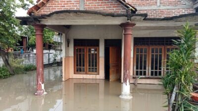 Sejumlah rumah warga terancam banjir akibat meluapnya sungai Lamong, Jumat (8/12/2023). (BPBD Kabupaten Mojokerto)