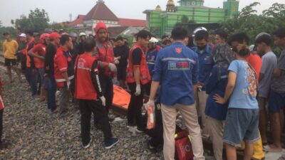 IMG 20231209 WA0142 1 Lokasi pemuda tertabrak kereta api di Mojokerto, Sabtu (9/12/2023). (Erix/kabarterdepan.com)