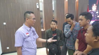 Caption : Ketua Komnas Perlindungan Anak Jatim, Febri Kurniawan Pikulundengan saat diwawancarai wartawan (Dokpri Febri)