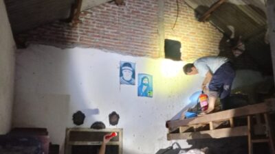 Warga berusaha memadamkan percikan api di atap gudang menggunakan tabung pemadam. (Joe/kabarterdepan.com) 