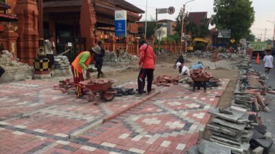 Proses pengerjaan proyek pavingisasi trotoar di Kota Mojokerto, Senin (11/12/2023). (Erix/kabarterdepan.com) 