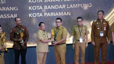 Pj Wali Kota Mojokerto Ali Kuncoro menerima penghargaan Kota Terinovatif dari Menteri Dalam Negeri RI Tito Karnavian, Selasa (12/12/2023). (Diskominfo Kota Mojokerto)
