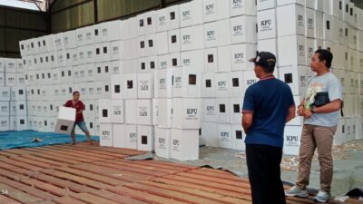 Proses perakitan kotak suara untuk logistik Pemilu 2024 di Kabupaten Mojokerto. (Lintang/kabarterdepan.com) 