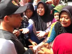 Puluhan Emak-emak Berebut Kupon Sembako Murah di Mojosari