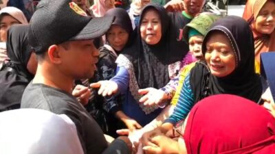 Puluhan emak-emak saat berebut kupon antrian pembelian sembako murah (Lintang/Kabarterdepan.com)