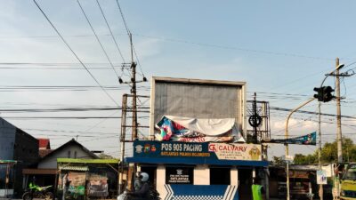 Proses pelepasan billboard capres dan cawapres nomor urut 2 (Prabowo - Gibran) di Pos Polisi 905 Pacing (Redaksi Kabarterdepan.com)