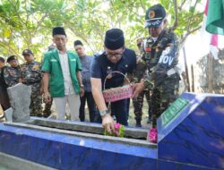 Pesan Pj Wali Kota Mojokerto saat Ziarahi Makam Anggota Banser yang Wafat saat Malam Natal