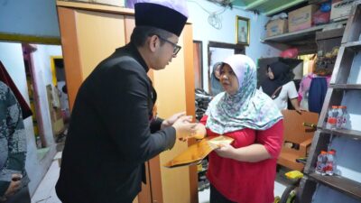 Pj Wali Kota Mojokerto, Moh Ali Kuncoro memberikan uang satuan duka kepada keluarga korban, Jumat (22/12/2023) (Kominfo Kota Mojokerto)