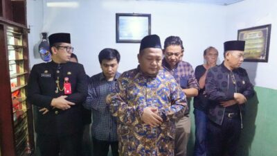 Pj Wali Kota Mojokerto bersama Sekda Gaguk Tri Prasetyo dan Kepala Satpol PP Modjari melakukan salat jenazah