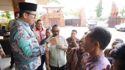 Pj Wali Kota Mojokerto memberikan arahan kepada camat dan lurah se-Kota Mojokerto, Sabtu (23/12/2023). (Diskominfo Kota Mojokerto)