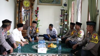 Didampingi PJU, Kapolres Mojokerto Kota, AKBP Daniel S Marunduri mengunjungi tokoh agama untuk bersilaturahmi (Humas Polres Mojokerto)