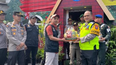 Kapolres Mojokerto, AKBO Wahyudi memberikan buah dan vitamin untuk personel gabungan yang berjaga di Posyan Pacet