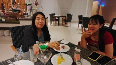 Salah seorang pengunjung gala dinner Natal 2023 di Ayola Sunrise Mojokerto, Ani (35) bersama temannya, meme