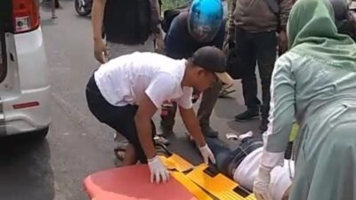 Evakuasi wanita yang menjadi korban kecelakaan lalu lintas di Jalan Raya Kutorejo, Kabupaten Mojokerto, Senin (25/12/2023) pagi (Redaksi Kabarterdepan.com) 
