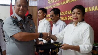 Kalapas Mojokerto, Nugroho Dwi Wahyu Ananto menyerahkan SK Keputusan remisi kepada salah seorang warga binaan Nasrani, Senin (25/12/2023) pagi (Redaksi Kabarterdepan.com)