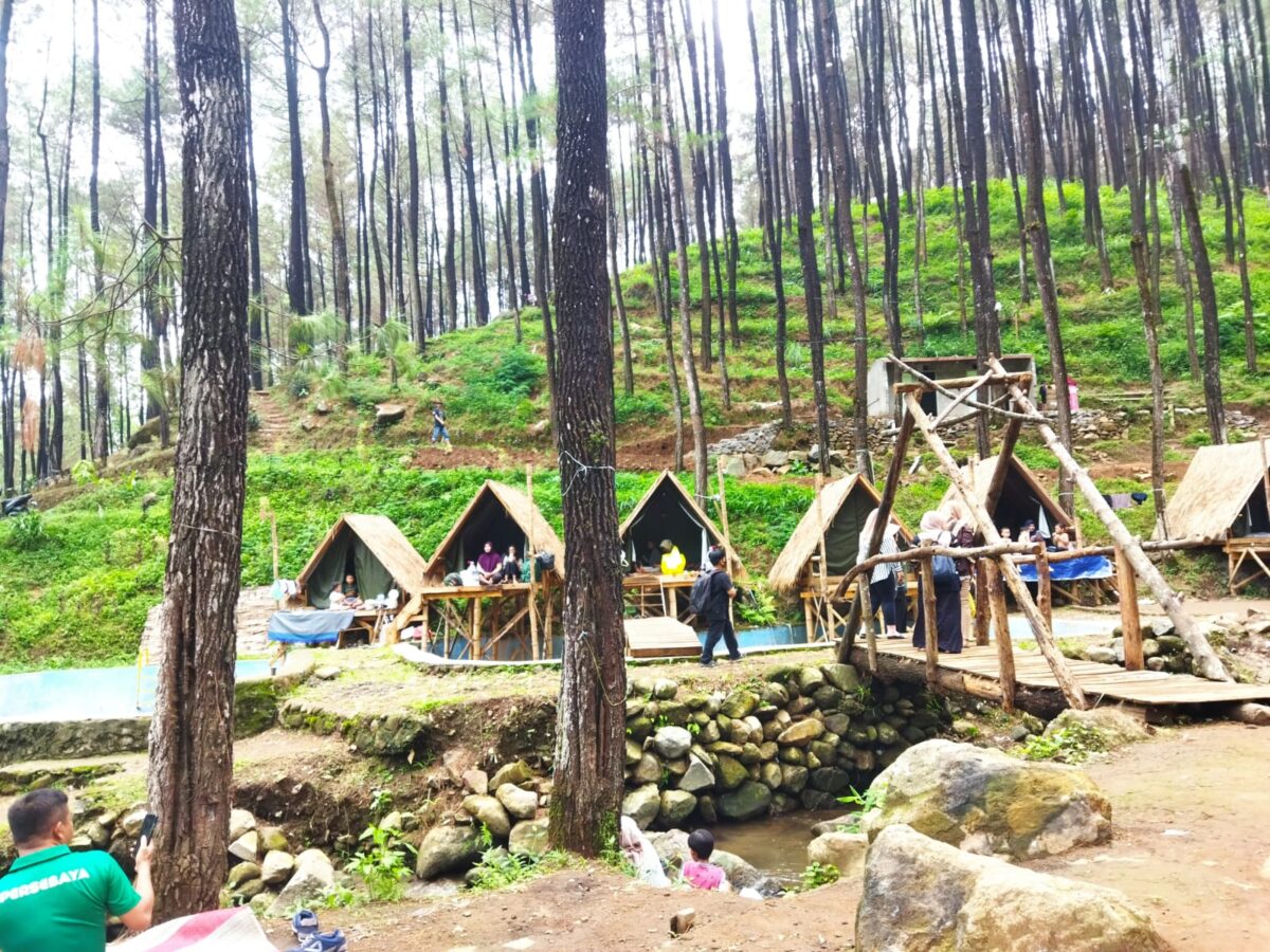 Omah gubuk di Klurak Eco Park yang selalu penuh saat libur Natal dan tahun baru. (Muzakki/kabarterdepan.com) 
