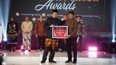 Ketua KPU Kabupaten Mojokerto, Muslim Bukhari menerima penghargaan, Minggu (24/12/2023). (KPU Kabupaten Mojokerto) 