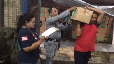 Petugas KPU Kabupaten Mojokerto mencatat logistik surat suara yang datang, Selasa (26/12/2023). (Erix/kabarterdepan.com) 