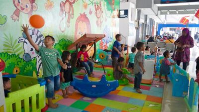 Stasiun kereta api menyediakan area bermain anak secara gratis. (Humas KAI Daop 8) 