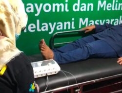 Libur Nataru, Posyan Kenanten Mojokerto Berikan Pijat Akupuntur ke Pemotor yang Melintas