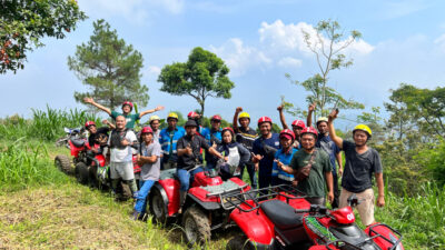 Sejumlah wisatawan saat menaiki ATV di Kecamatan Trawas, Kabupaten Mojokerto (Redaksi Kabarterdepan.com)