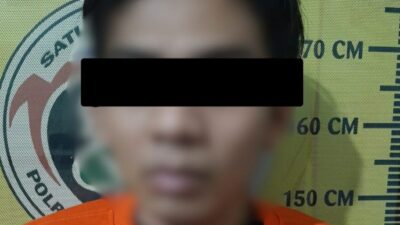 Pelaku MB yang terjaring membawa 50 butir pil koplo, Sabtu (2/12/2023). (Dok. Polres Mojokerto Kota) 