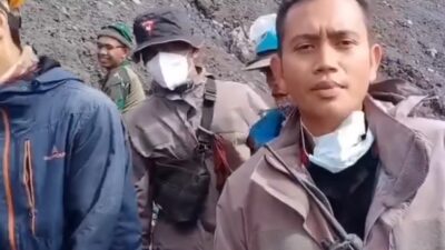 Tim Gabungan berhasil menemukan korban terakhir pendaki Gunung Merapi yang meninggal dunia. (Tangkapan layar X @pendakilawas) 