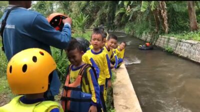 Keceriahan anak-anak TK saat bermain Water Tubing di Mojokerto, Minggu (10/12/2023). (Lintang/kabarterdepan.com)