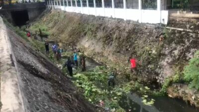 Cegah Banjir, Personel Gabungan Resik-Resik Sampah di Sungai Ngoro Mojokerto