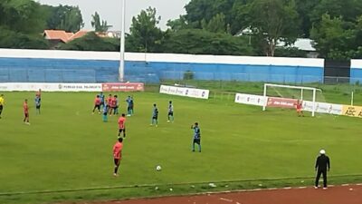 PSMP Mojokerto ditahan imbang Simi Putra FC dalam lanjutan Liga 3 PSSI Jatim, Jumat (15/12/2023). (Muzakki/kabarterdepan.com) 