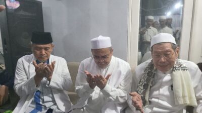 IMG 20231217 205445 954 1 Habih Rizieq saat berdoa untuk istri tercintanya, Syarifah Fadlun bin Yahya yang wafat, Sabtu (16/12/2023) (Grup Telegram Santri Peradaban)