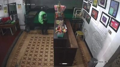 Detik-detik maling pakai jaket ojol gasak uang di Warung Cak Muk Mojokerto terekam CCTV. (Tangkapan layar CCTV) 