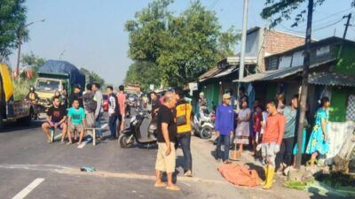 Lokasi kecelakaan yang menewaskan pengendara motor saat keluar gang desa, Kamis (21/12/2023). (Erix/kabarterdepan.com)