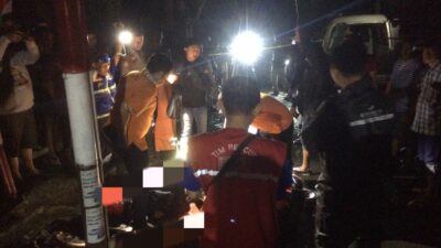 Jenazah suami istri yang tewas kesetrum dievakuasi ke RSU dr Wahidin Sudiro Husodo Kota Mojokerto. (Erix/kabarterdepan.com) 