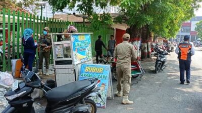 sejumlah pedagang yang mengganggu fungsi trotoar juga ditertibkan. (Joe/kabarterdepan.com) 