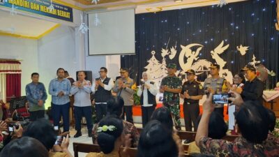 Bupati Mojokerto dan rombongan menyapa jemaat gereja yang merayakan Natal, Senin (25/12/2023). (Diskominfo Kabupaten Mojokerto) 
