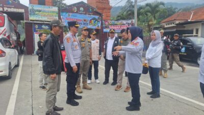 Bupati Mojokerto saat melakukan cek jalur wisata di Pasukan Pacet, Senin (25/12/2023). (Diskominfo Kabupaten Mojokerto)