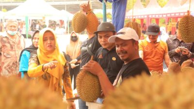 Bupati Mojokerto meresmikan Trawas Bazar Durian, Sabtu (23/12/2023). (Diskominfo Kabupaten Mojokerto)
